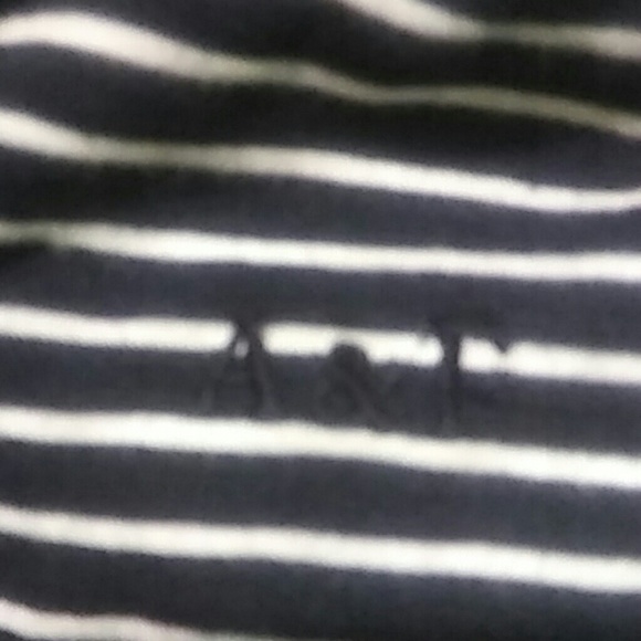 Abercrombie & Fitch V-Neck Boyfriend Tee - Picture 6 of 6